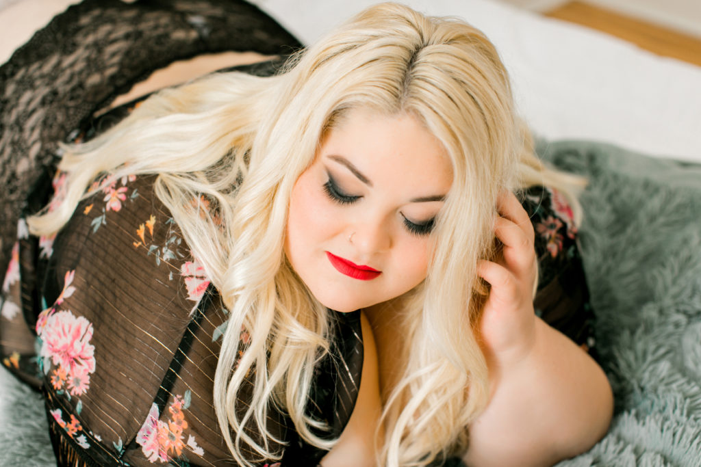 Fun and sexy curvy girl boudoir session