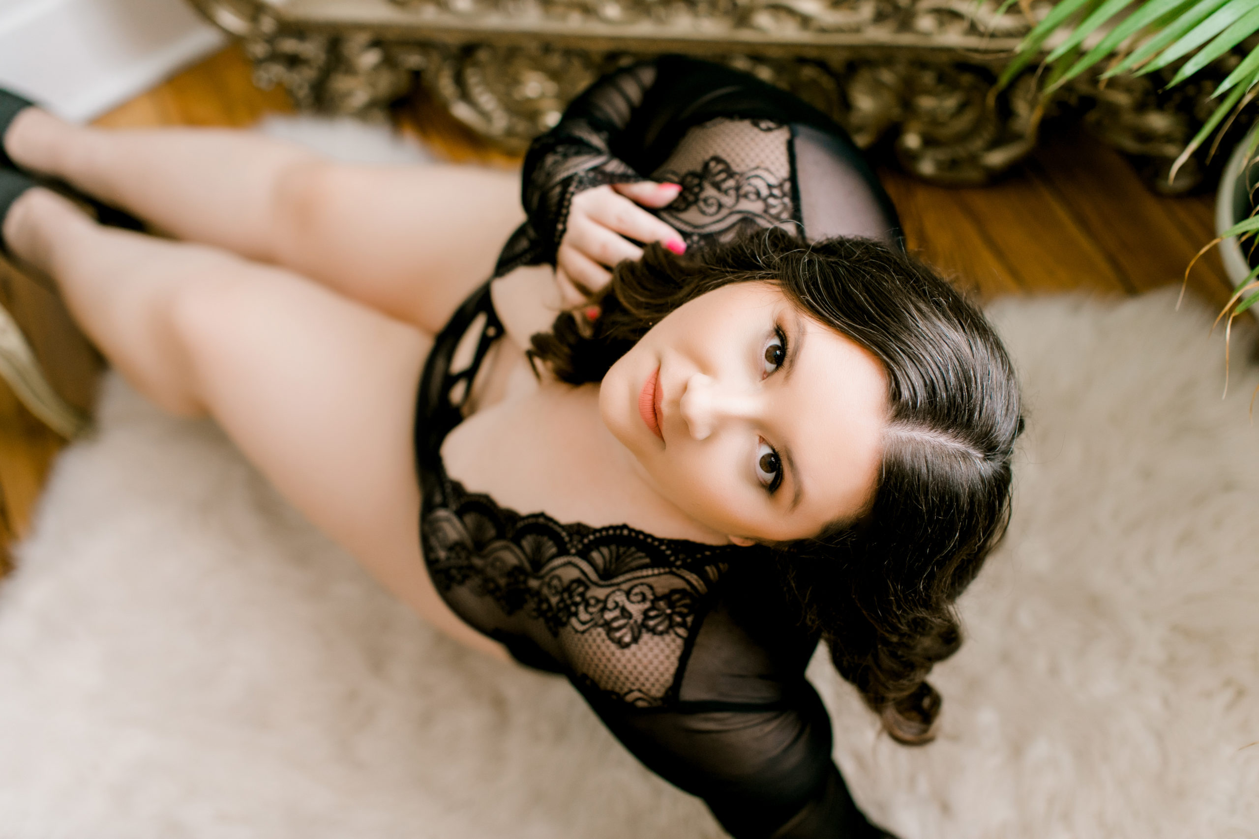Our stunning full size gold mirror set is a favorite for many who come to our studio. Beauty C brought the romance with an intricate sheer  lace bodysuit in black. The long sleeves and flattering cut were the perfect classic pick! 