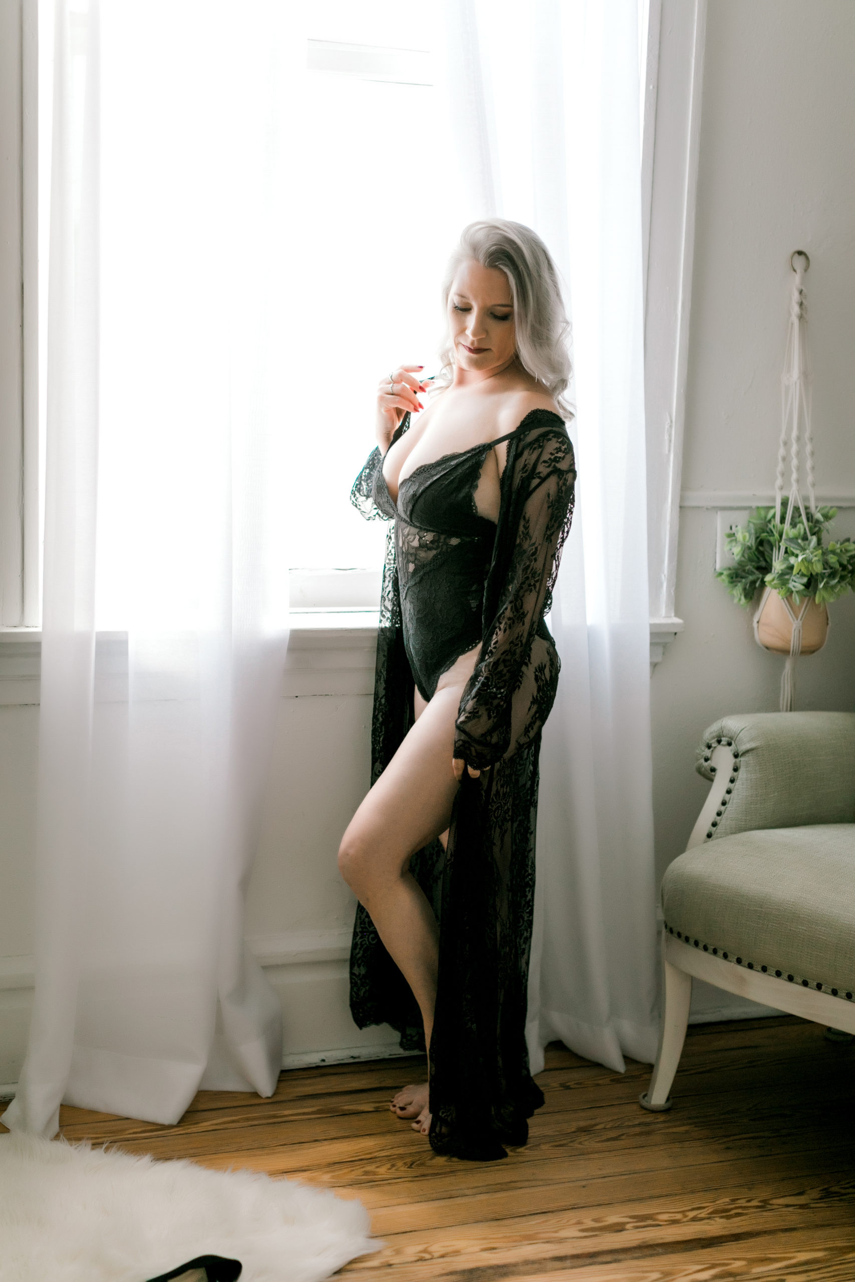 No matter your weight, height or body type, try these tips for posing like a pro next time a camera is pointed your way! -- Black lace bodysuits with floor length robe -- sexy boudoir outfit